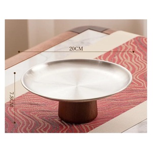 Soporte para Pastel de Metal Plateado con Base de Madera, Bandeja para Servir Postres, Diseño Moderno Móvil, Patrón Decorativo, Vajilla para Bodas - Product Image 1