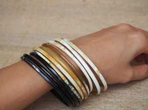 Bracelets ouverts en corne de vache MN EXPORTS, imitation perle, faits à la main, polis, design animal chrétien moderne, écologiques, pour femmes - Product Image 2