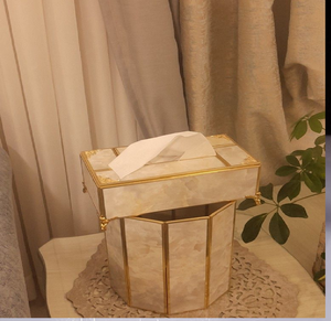 Boîte à mouchoirs ovale en métal doré luxueux avec sculptures de roses en 3D pour une décoration coordonnée, disponible au prix de gros - Product Image 2