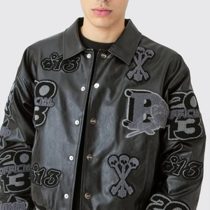 Veste universitaire en cuir noir personnalisée de haute qualité, avec broderies monochromatiques grises en tissu éponge, style streetwear, coupe décontractée - Product Image 2