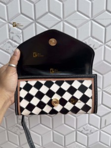 กระเป๋าคลัทช์หนังแท้สำหรับผู้หญิงทำมือดีไซน์เนอร์ไม่เหมือนใครทำด้วยมือเคสโทรศัพท์ลายหมากรุกที่ทันสมัย - Product Image 5