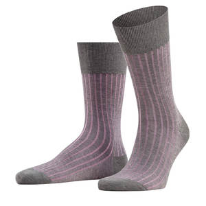 Calcetines elásticos de alta calidad diseñados para un ajuste flexible, control de la humedad y comodidad para los pies durante todo el día. - Product Image 1