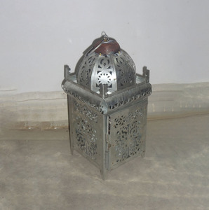 Lanterne à bougie hexagonale marocaine en métal argenté thermolaqué, avec découpe perforée, toit en dôme, panneaux de verre, finition de dessus à crochet et loquet de porte - Product Image 2