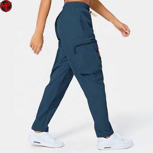 Pantalon de sport coupe-vent en polyester avec logo personnalisé sérigraphié OEM, bande latérale réfléchissante, pantalon de survêtement en nylon imperméable pour hommes - Product Image 5