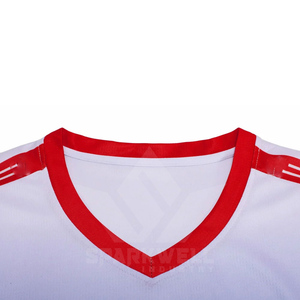 เสื้อฟุตบอลผู้ชายสีน้ำเงินแดงไล่เฉดแบบคอวี แขนสั้น ผ้าโพลีเอสเตอร์ซับเหงื่อ ระบายอากาศได้ดี สกรีนลายตามสั่ง ชุดทีมแบบกำหนดเองได้ - Product Image 5