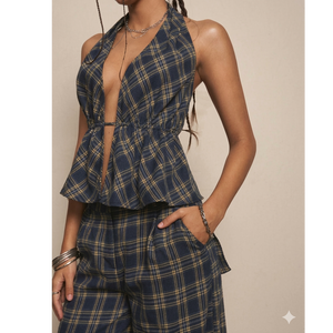 Ensemble coordonné deux pièces gothique à carreaux cramoisies, style punk rétro, avec haut licou et bas cargo utilitaire à jambes larges, dos ouvert et peplum - Product Image 4