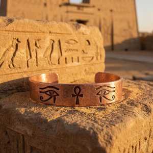 Brazalete de cobre martillado a mano con el símbolo del Ankh y el Ojo de Horus, talismán egipcio antiguo. - Product Image 6