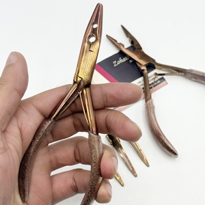 Alicates para Extensiones de Cabello en Oro Rosa Plasma, con 2 Orificios para Abertura de Cuentas, de Acero Inoxidable de Grado Quirúrgico, con Logotipo - Product Image 2