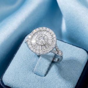 Bague de fiançailles classique en or blanc 18 carats de haute qualité avec diamants véritables taille brillant en grappe, à monture griffe, pour femme, livraison rapide - Product Image 1