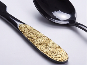 Service de couverts de luxe noir et or avec manche gravé de motifs floraux pour dîner élégant, mariage, réception, restaurant et table à manger à domicile - Product Image 2
