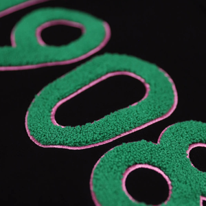 Sudadera con Capucha Negra de Invierno para Mujer, Bordado Verde Chenille, Sororidad Griega, Premium, Suave, Ecológica, Casual y Elegante - Product Image 5