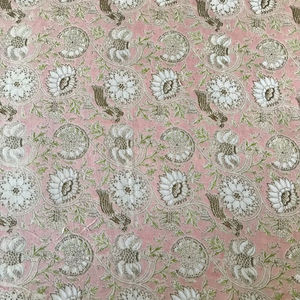 Tissu en coton imprimé à la main – Base rose doux, imprimé floral blanc et olive Jaal, textile indien traditionnel - Product Image 3