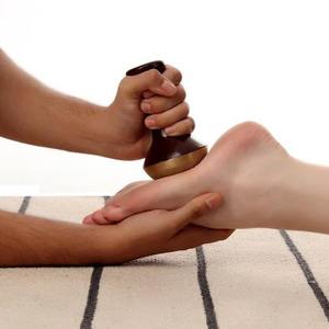Rouleau de massage des pieds traditionnel en bois Bold Blossom Kansa avec extrémités en laiton polies, conçu pour la relaxation et le confort, vente en gros - Product Image 1