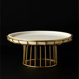 Support à gâteau rond minimaliste avec plateau blanc brillant et structure en fil doré, disponible à prix de gros. - Product Image 1