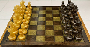 Juego de Ajedrez con Caja de Resina, Piezas de Ajedrez de Resina de Lujo en Rosa y Blanco - Product Image 3