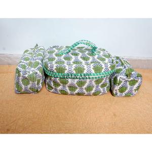 Set de 3 piezas de neceser de algodón acolchado estampado, kit de viaje de algodón indio hecho a mano con estampado de bloques, estuche de esponja para cosméticos - Product Image 1