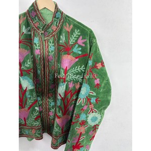 Chaqueta Acolchada de Terciopelo Verde para Mujer, Estilo Casual, Primavera/Otoño/Invierno, con Bordado Floral Uzbeko, Forro de Algodón, Estilo Boho Chic - Product Image 2