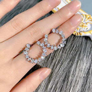 ต่างหูเงินแท้ 925 ประดับมอสซาไนต์ทรงพระจันทร์เสี้ยว ดีไซน์เปิดแบบติดหู ทรงเจ้าหญิง พร้อมเพชร  มีให้เลือกทั้งสีโรสโกลด์และไวท์โกลด์ - Product Image 3
