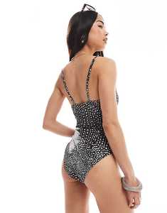 Maillot de bain une pièce personnalisé avec logo, vêtements de plage élégants pour femmes, fabricant haut de gamme - Product Image 2
