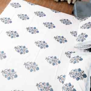 Sábana Doble de Algodón Puro con Estampado de Flores Azules al Estilo Tradicional de Jaipur, con 2 Fundas de Almohada y Borde Decorativo - Product Image 3