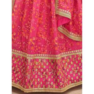 Lehenga choli ผ้าโปร่งพิมพ์ลายดอกไม้สีชมพูแบบดั้งเดิมสำหรับเจ้าสาว - Product Image 2
