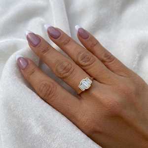 Bague de mariage à trois pierres 1 carat émeraude et diamant taille baguette conique en or massif 14K, diamant de laboratoire, cadeau de fiançailles raffiné - Product Image 3