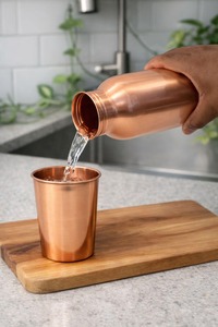 Botella de Agua de Cobre Puro Dorado Clásica de Gran Capacidad, Antiderrames, 250 ml, Tapa de Empuje y Tirar, Apta para Alimentos, Apta para Lavavajillas, Hecha a Mano, Martillada - Product Image 3