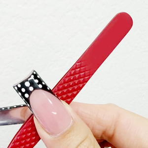 Pinzas Profesionales de Acero Inoxidable para Pestañas con Mango Rojo y Punta Suave para Extensión de Pestañas Postizas - Product Image 2