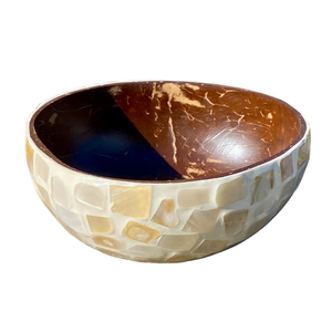 Cuenco Decorativo de Mosaico de Cáscara de Coco - Acento Tropical de Madreperla - Estilo Costero para el Hogar - Product Image 1