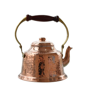 Bouilloire élégante en cuivre antique avec surface patinée et couvercle fonctionnel conçue pour les amateurs d'esthétique de la ferme - Product Image 4