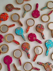 Espejos de mano artesanales Gota Patti para una elegancia festiva y una gracia cultural con telas vibrantes como el seda y el brocado - Product Image 2