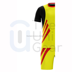 Venta al por mayor Retro Vintage uniformes de fútbol para clubes personalizable 100% poliéster fútbol Jersey y pantalones cortos conjuntos fabricante - Product Image 5