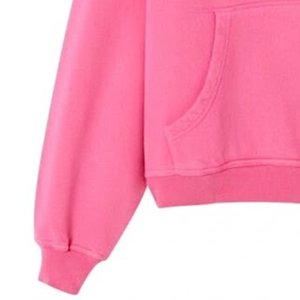 Sweat-shirt à capuche rose personnalisé pour femme, en molleton de coton uni, manches longues, avec poches, coupe classique, idéal pour l'automne – Vente en gros - Product Image 6