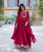 Collections de robes Anarkali en georgette à effet fleuri, magnifiques et richement ornées, pour mariages de style indien et pakistanais.