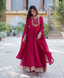 Las más hermosas colecciones de vestidos Anarkali de material Georgette con efecto de flores, para bodas de estilo indio-pakistaní con adornos elaborados. - Product Image 1