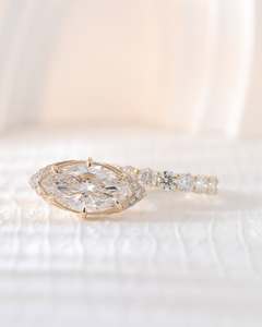 Anillo de Compromiso y Boda de Oro Sólido de 14K con Diamante Cultivado en Laboratorio de 3CT Corte Marquesa y Halo Oculto - Product Image 2