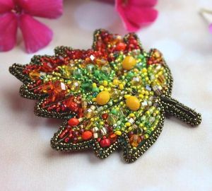 Broche élégante brodée de fleurs et perlée, bijou fantaisie fait main - Product Image 2