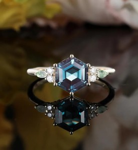 Anillo de Compromiso y Boda de Alejandrita con Corte Hexagonal, Anillo de Plata con Gema Geométrica Única que Cambia de Color, Anillo de Promesa Unisex de Lujo - Product Image 1