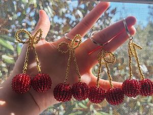 Porte-clés élégant fait main avec broderie et perles de verre de luxe, accessoire de mode pour femmes modernes - Product Image 5