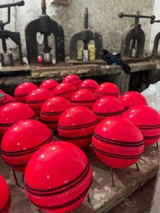 Pelota de Cricket Roja Cosida a Mano con Núcleo de Corcho para Práctica de Cricket, Entrenamiento Profesional, Diseño de Logotipo Personalizado al por Mayor - Product Image 2