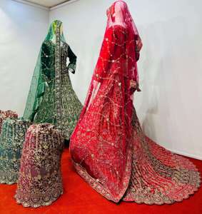 Lehenga Choli de Terciopelo para Bodas con Bordado Decorativo y Adornos de Piedras, Conjunto de Ropa Étnica Festiva - Product Image 5