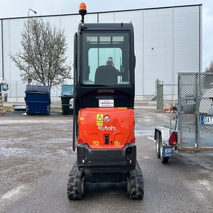 Mini-excavatrice Kubota KX016-5 efficace, conçue pour l'aménagement paysager, le creusement de fossés, l'installation de équipements, la préparation du terrain et les travaux en espace confiné. - Product Image 1
