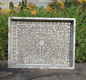 Plateau de service artisanal en bois naturel avec incrustation florale en nacre pour la maison, les restaurants et les hôtels - Product Image 6
