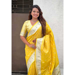 Sari de Seda Paithani Amarillo Pastel Elite Weaves con Diseño de Pavo Real y Loto Tejido con Zari, Prenda Tradicional para Fiestas, Sin Arrugas - Product Image 2