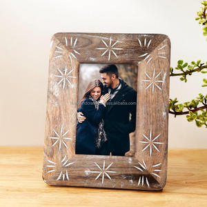 Marco de Fotos de Madera Tallada Estilo Boho |   Marco de madera decorativo hecho a mano con diseño de estrella blanqueada para sala de estar - Product Image 2