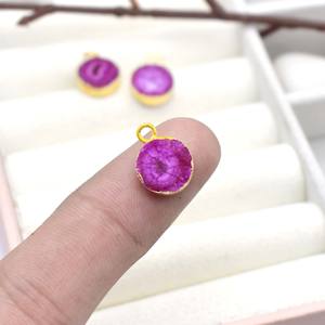 Colgante Redondo de Cuarzo Rosa al por Mayor con Borde Bañado en Oro, Gema Teñida, Abalorio para Fabricación de Joyería Boho - Product Image 4