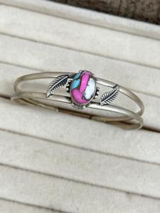 Anillo de compromiso solitario ovalado East West con un diamante amarillo de fantasía de 1+ quilates cultivado en laboratorio en oro amarillo de 18 quilates - Product Image 5