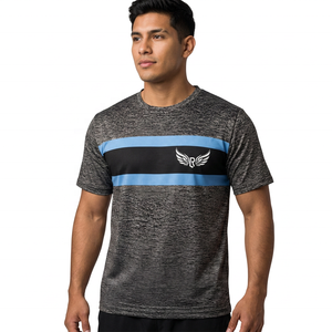 Camiseta de manga corta para hombre con diseño de rayas y logotipo frontal, corte regular, de secado rápido, tejido de poliéster, cuello redondo. - Product Image 4