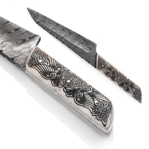 Cuchillo de Caza de Hoja Fija de Acero de Damasco Personalizado - 19 cm de Largo - Grado Industrial - Mango de Hueso de Camello con Grabado Láser - Huginn y Muninn - Product Image 6