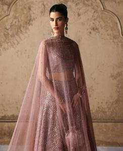 Robe de mariée pakistanaise haut de gamme, détail de détail en plan serré, vert émeraude et or antique, richement ornée, Pishwas de mariée somptueux - Product Image 5